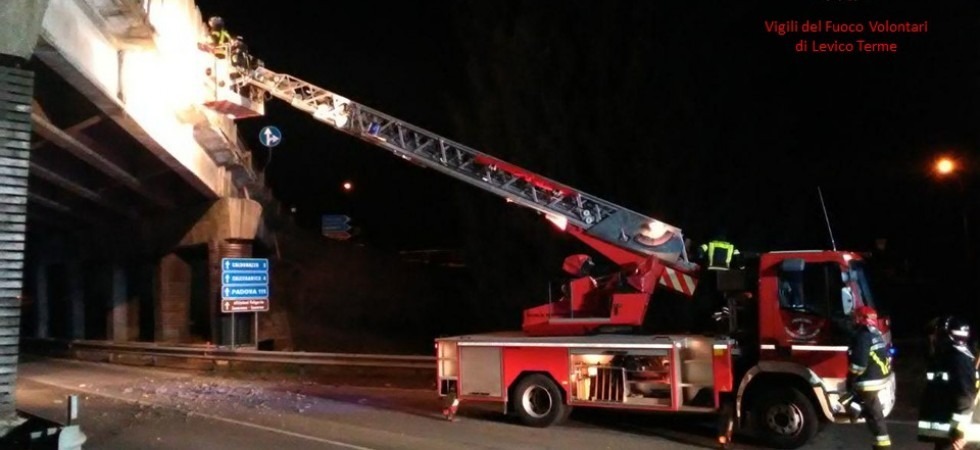 Crolla del cemento dal cavalcavia della Valsugana